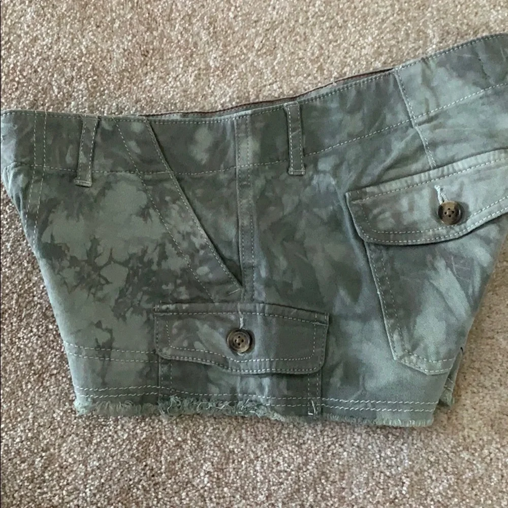 Hollister olive tie dye shorts - Picture 3 of 5